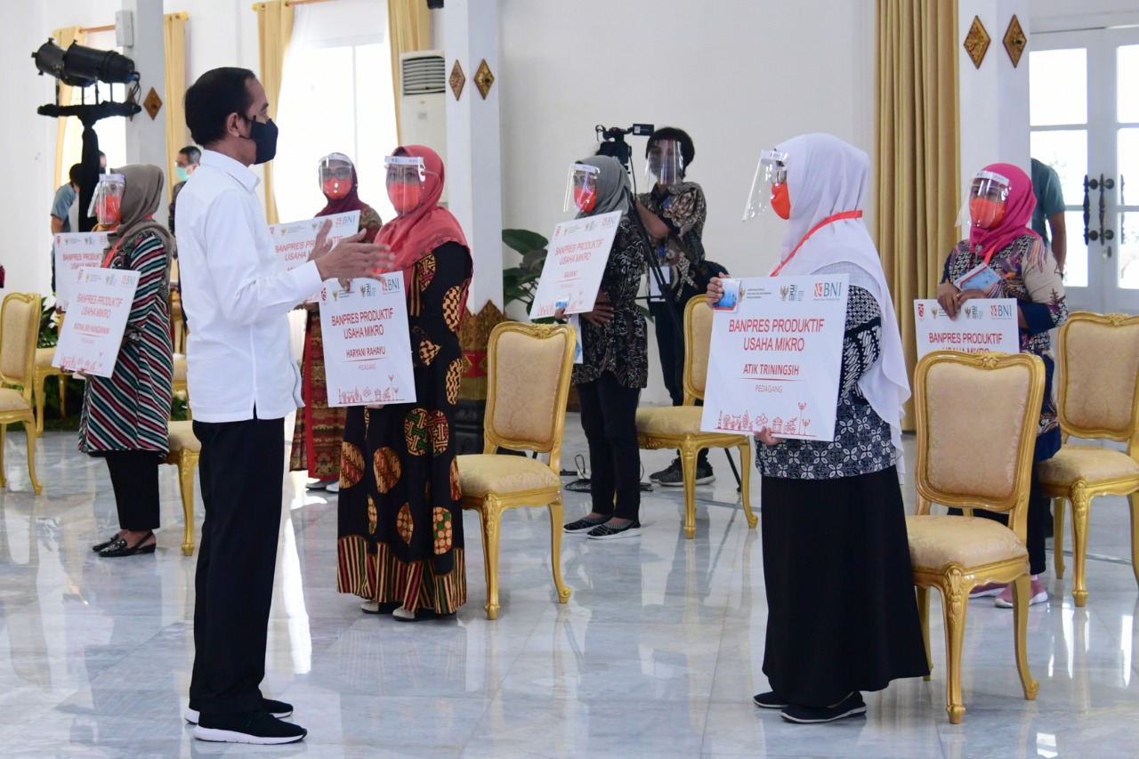 Presiden RI Joko Widodo berbincang-bincang dengan para penerima Bantuan Presiden (Banpres) Produktif bagi pelaku usaha mikro di Yogyakarta.