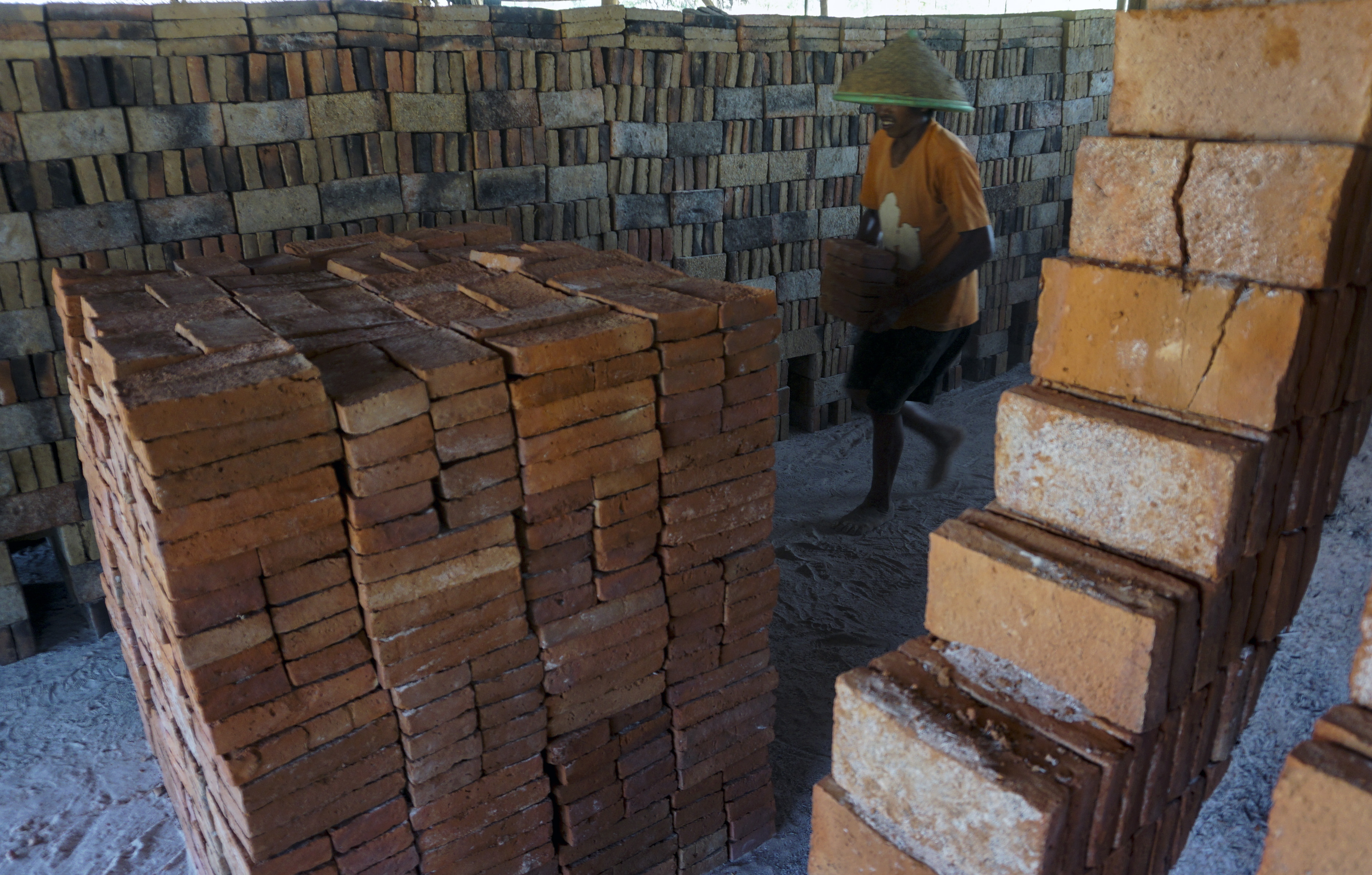 Perajin memproduksi batu bata di Kabupaten Pekalongan, Jawa Tengah.
