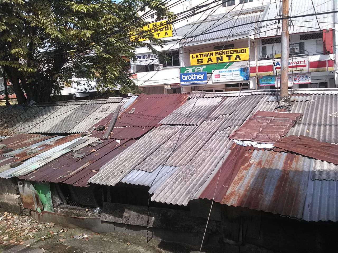 Tidak sedikit bangunan semi permanen milik PKL yang berdiri di atas saluran air sehingga berpotensi membuat genangan saat hujan.