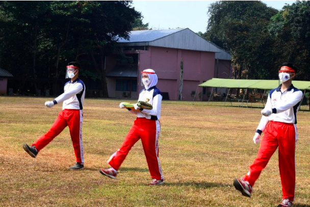 Anggota Paskibraka 2020 berlatih pengibaran bendera. 