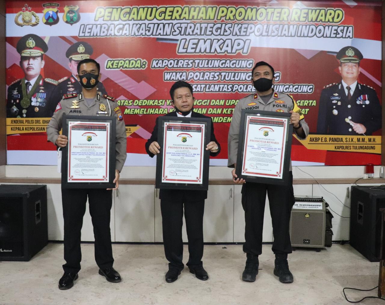 Tiga perwira di Polres Tulungagung Terima penghargaan dari Lemkapi. 