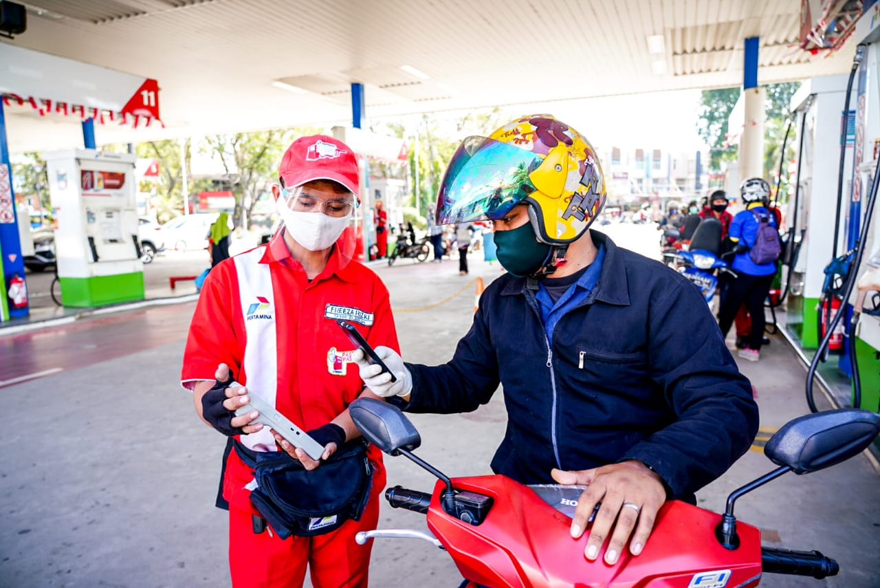 Petugas SPBU Pertamina dan pelanggan di Palembang, Sumsel, sedang melakukan transaksi non tunai untuk pembelian BBM.
