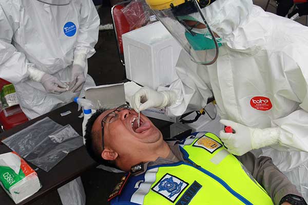 Petugas medis dari Dinas Kesehatan Kota Tangerang melakukan tes usap atau swab test anggota polisi Polres Metro Tangerang
