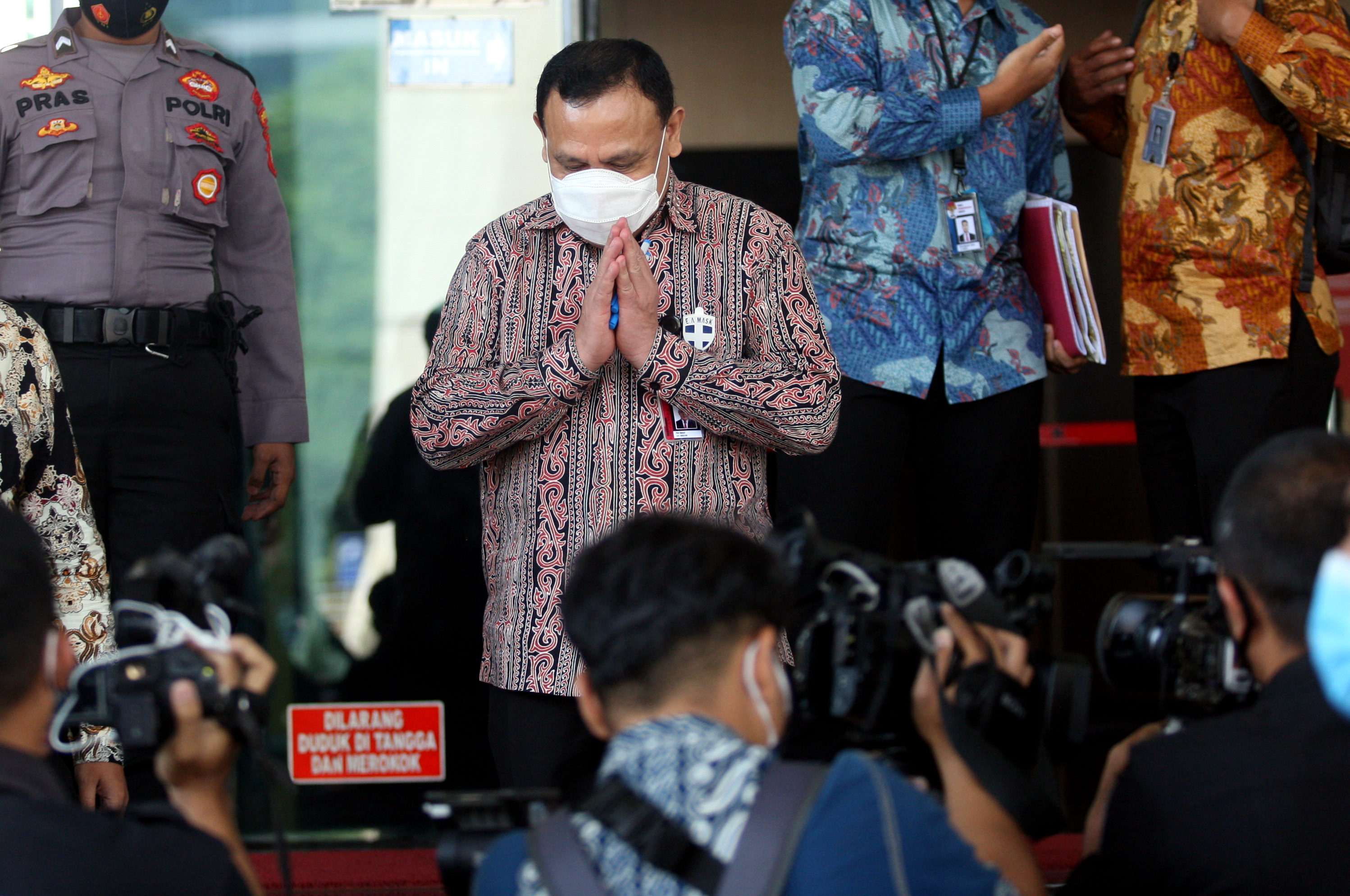 Ketua KPK Firli Bahuri usai menjalani sidang etik di gedung KPK, Jakarta, Selasa (25/8).