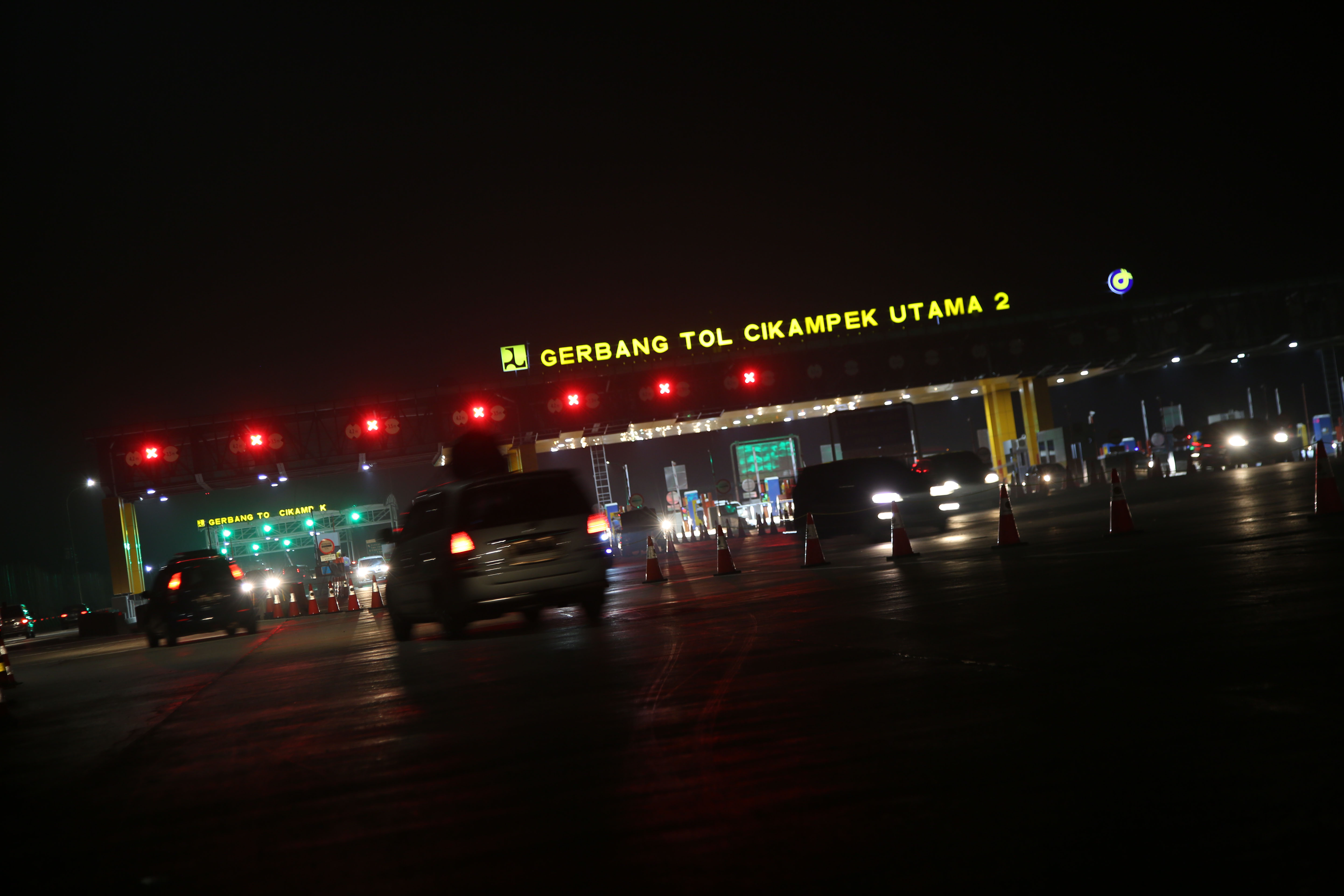 RIBUAN kendaraan meninggalkan Jakarta pada libur Muharam 1442 H.