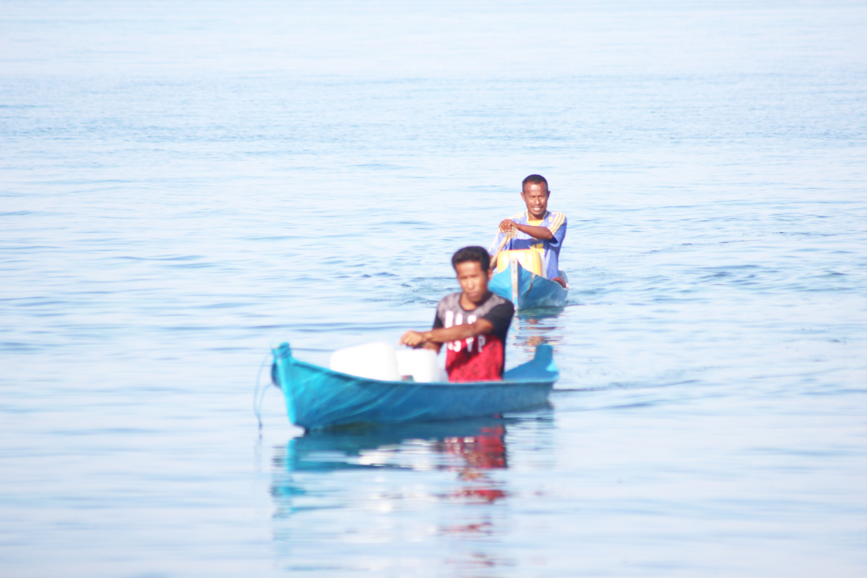 Warga Desa Pangabatang, NTT harus mendayung sejauh 7 kilometer untuk mendapatkan air bersih