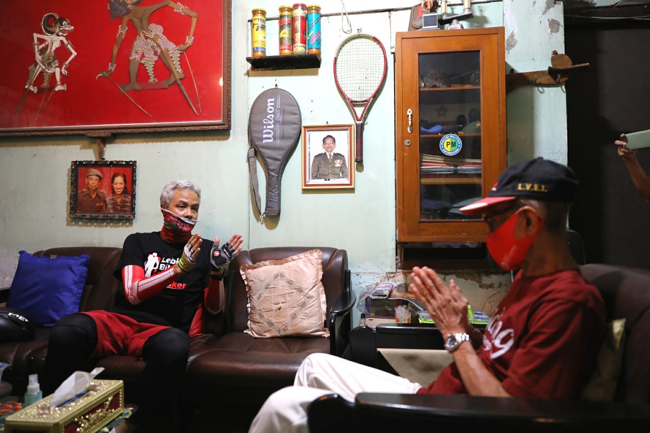 Gubernur Jawa Tengah Ganjar Pranowo saat mengunjungi rumah Kapten Sanjoto, 90 veteran perang RI, Rabu (19/8/2020)