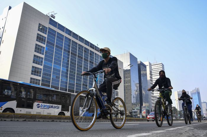 Warga mengayuh sepeda di Jalan MH Thamrin Jakarta  
