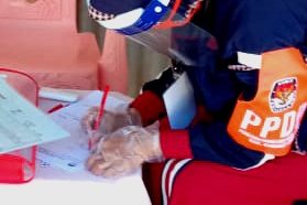 Petugas Pemutakhiran Data Pemilih (PPDP) di Jawa Timur melakukan pencocokan dan penelitian (coklit).