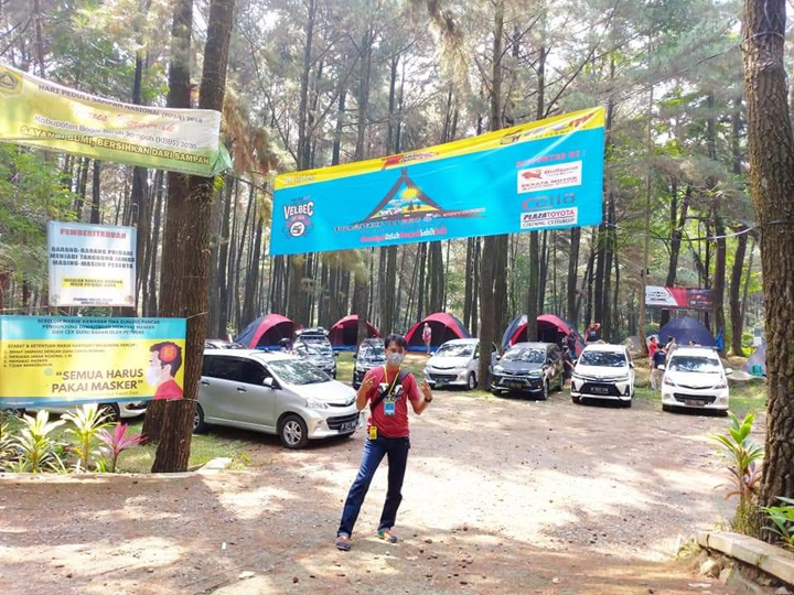 Menginap di tengah hutan pinus dengan pemandangan indah dan udara yang sejuk memberikan atmosfer berbeda.