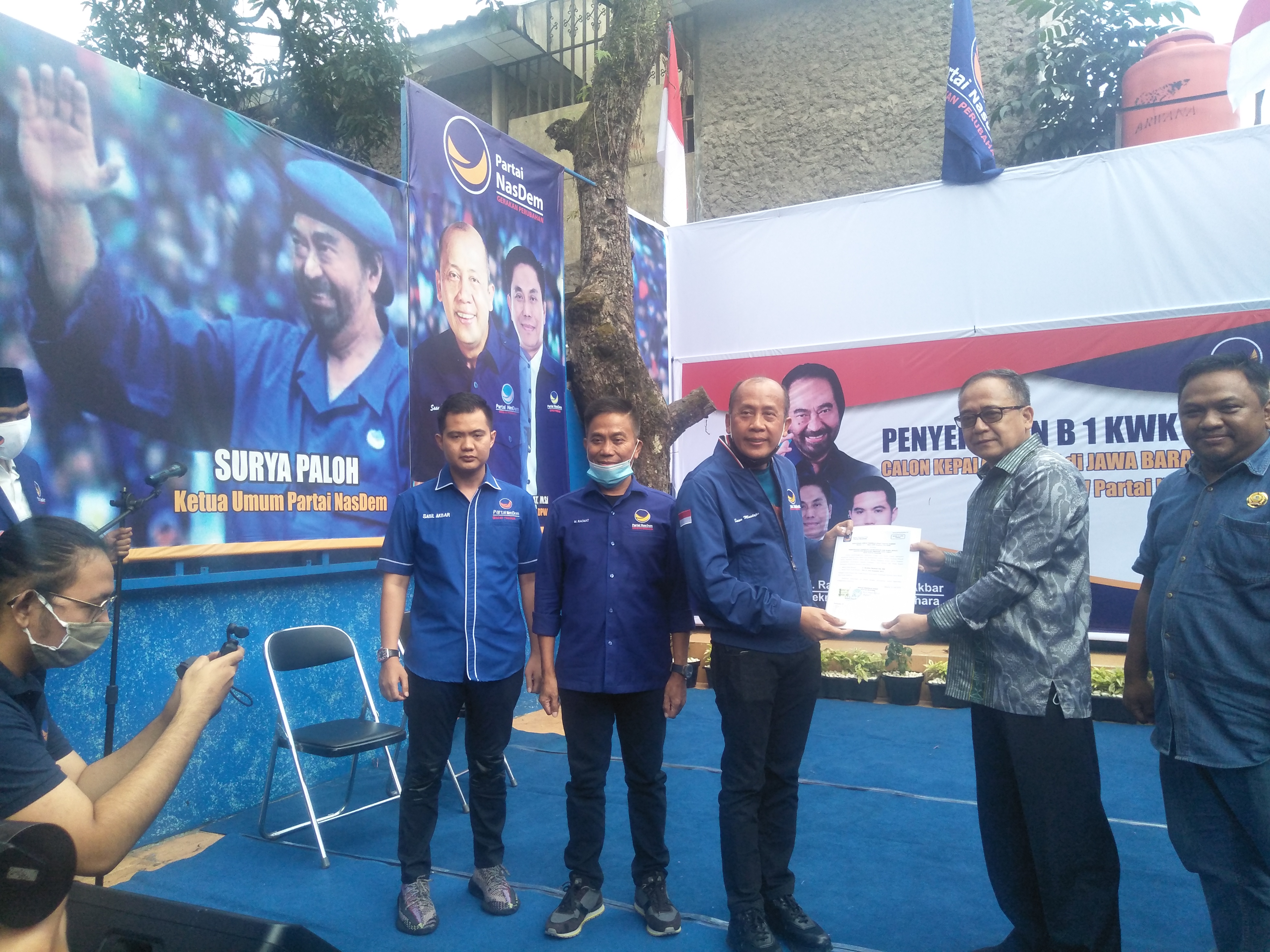 Ketua NasDem Jabar Saan Mustopa menyerahkan dukungan kepada kandidat kepala daerah di kantor DPW Partai NasDem Jawa Barat, kemarin.