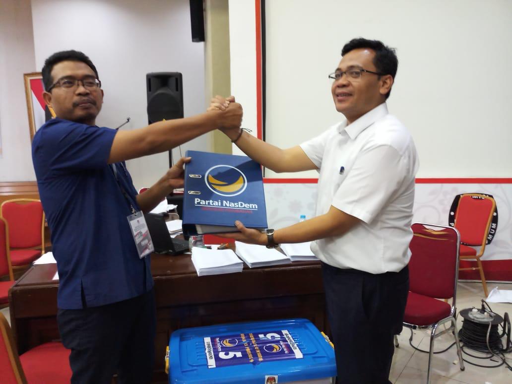 Wasekjen bidang Ideologi Organisasi dan Keanggotaan NasDem, Dedy Ramanta menyerahkan berkas pengurus ke KPU.