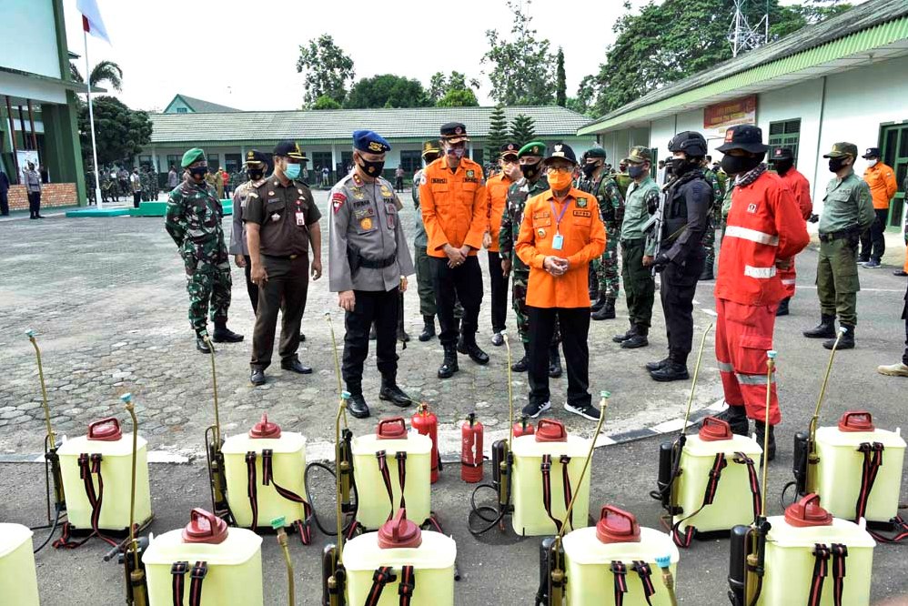 Gubernur Jambi Fachrori Umar didampingi Danrem 042 Brigjen TNI Zulkifli dan Kapolda Jambi Irjen Pol Firman S melepas Satgas Karhutla, Minggu