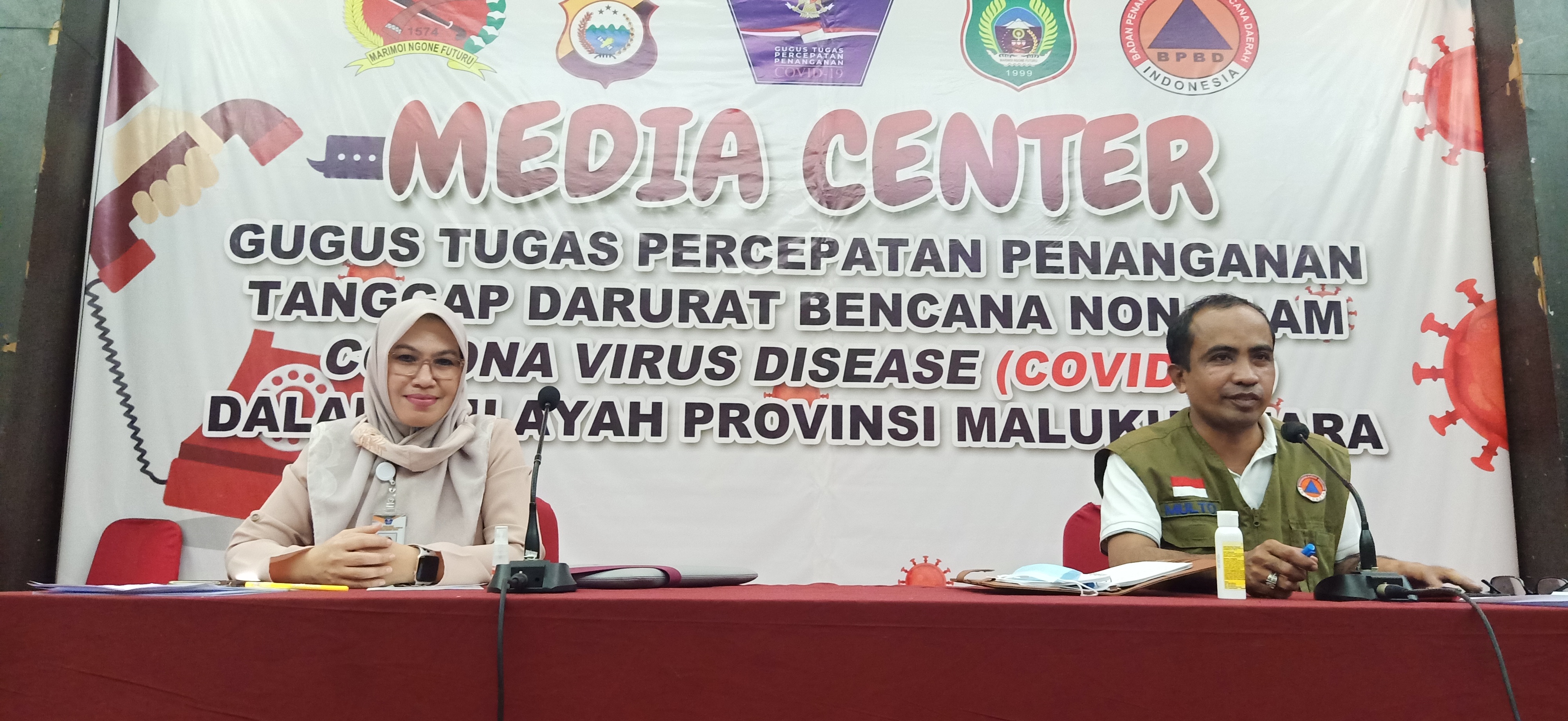 Juru bicara Covid-19 dr. Alwiah Asagaf dan Koordinator Humas Mulyadi Tutupoho.