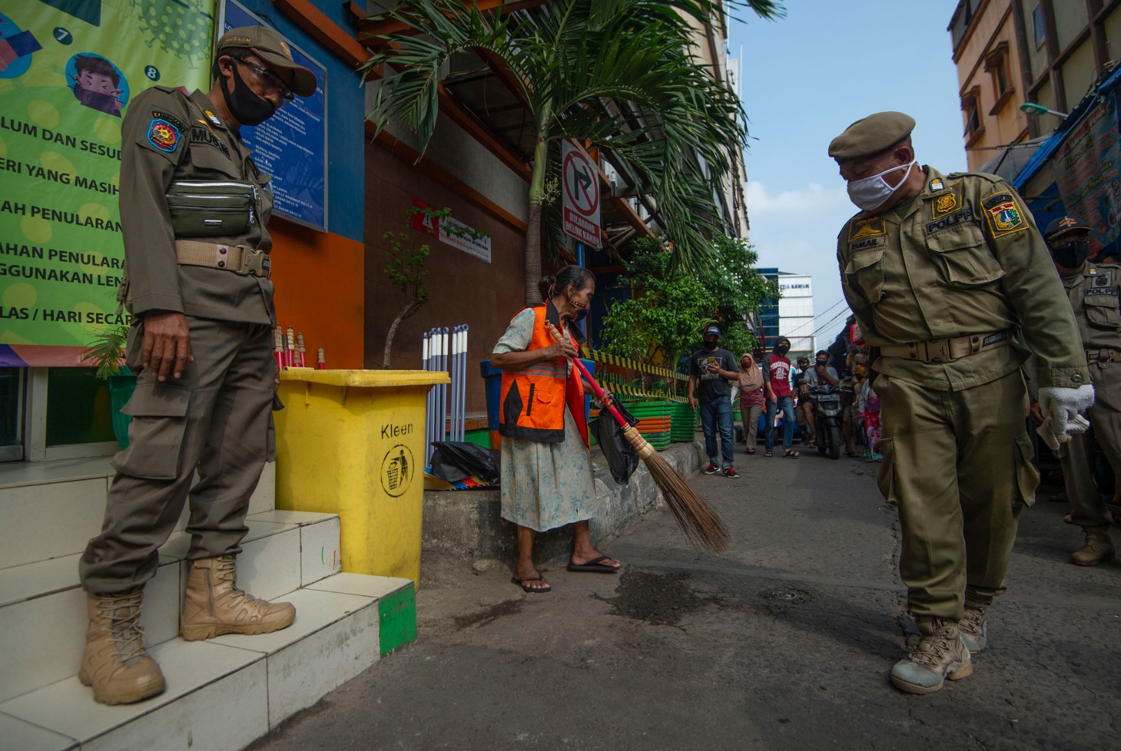 Petugas Satpol PP mengawasi pelanggar aturan pembatasan sosial berskala besar (PSBB)