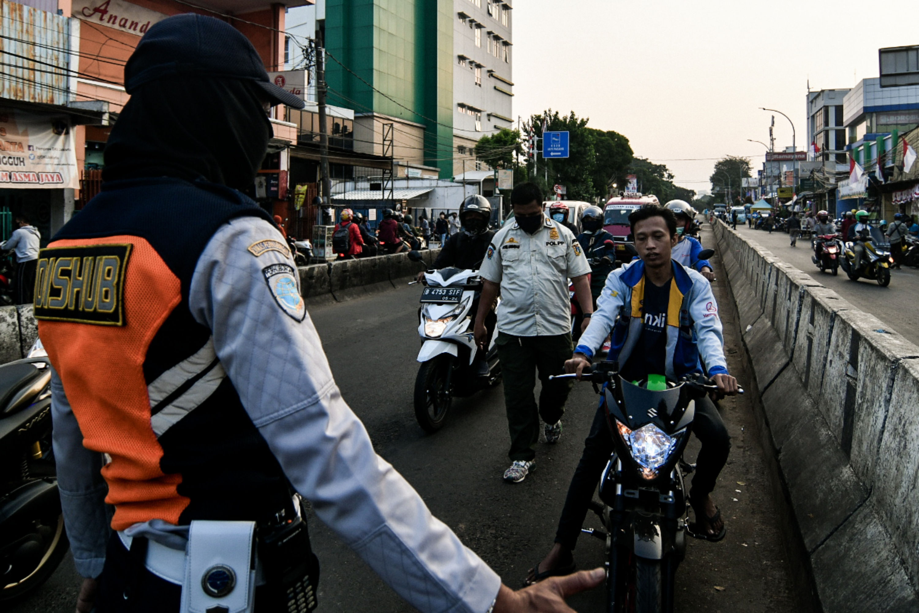 Petugas merazia pengendara yang tidak menggunakan masker di kawasan Pasar Minggu, Jakarta.