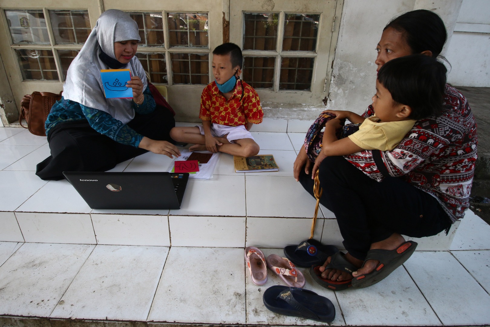 Seorang guru mengajar murid SLB Negeri 5 di area TPU Petamburan, Jakarta, Kamis (30/7) di tengah pandemi covid-19 