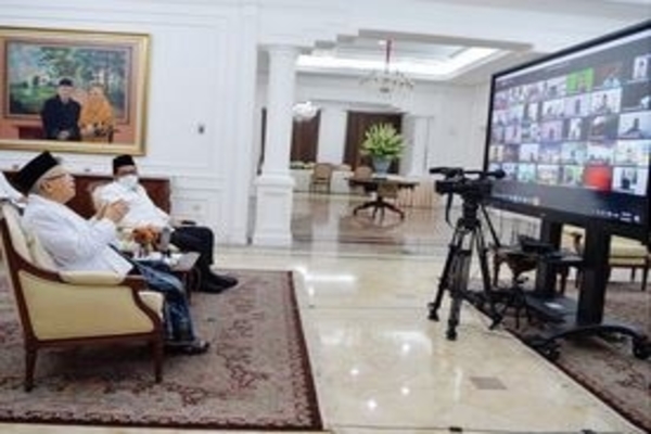 Wakil Presiden Ma’ruf Amin (kiri) mengikuti acara Milad Ke-45 Majelis Ulama Indonesia (MUI) secara virtual di Jakarta, Jumat (7/8).