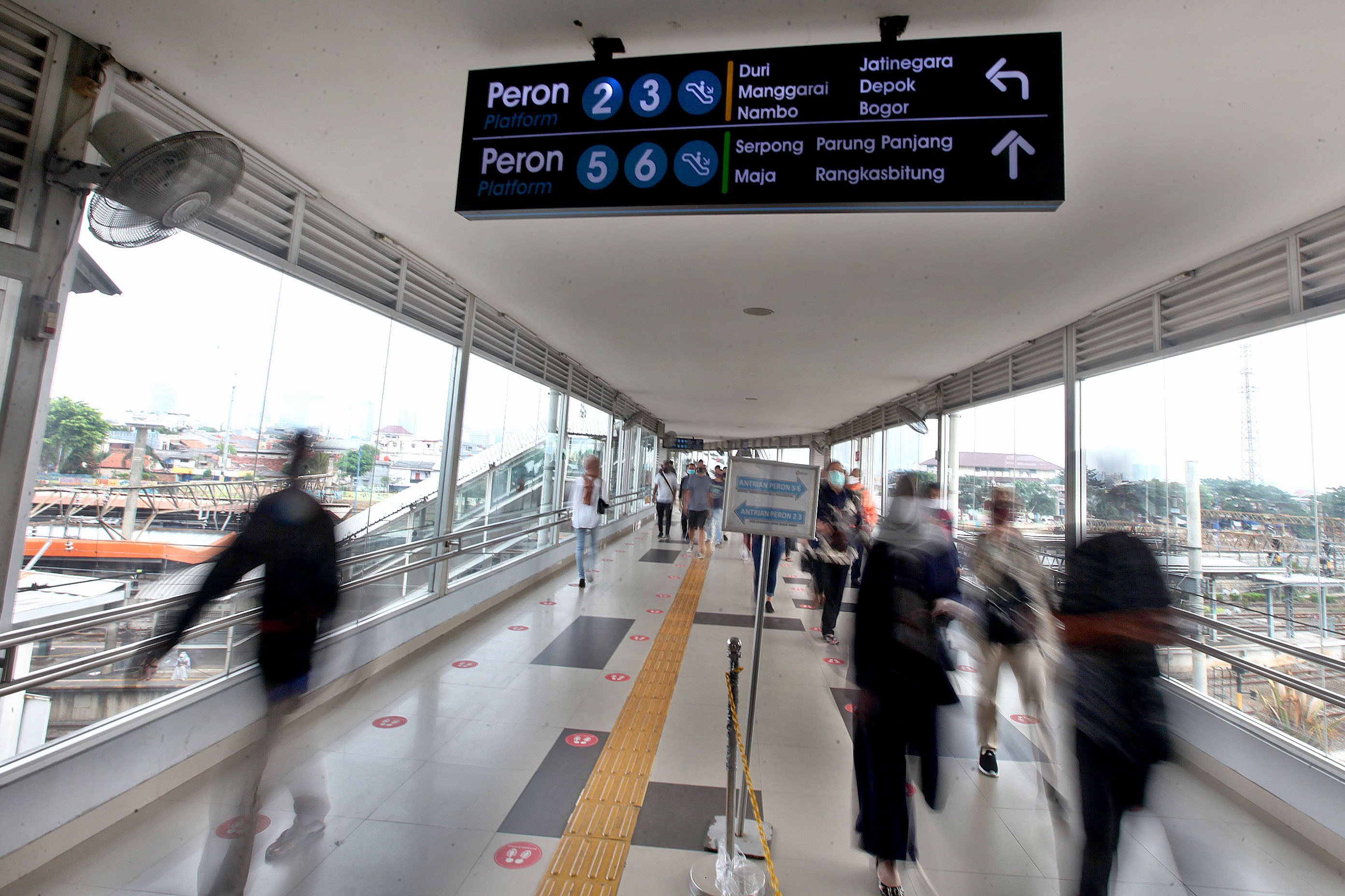 Penumpang berjalan keluar untuk berpindah peron di Stasiun Tanah Abang, Jakarta.
