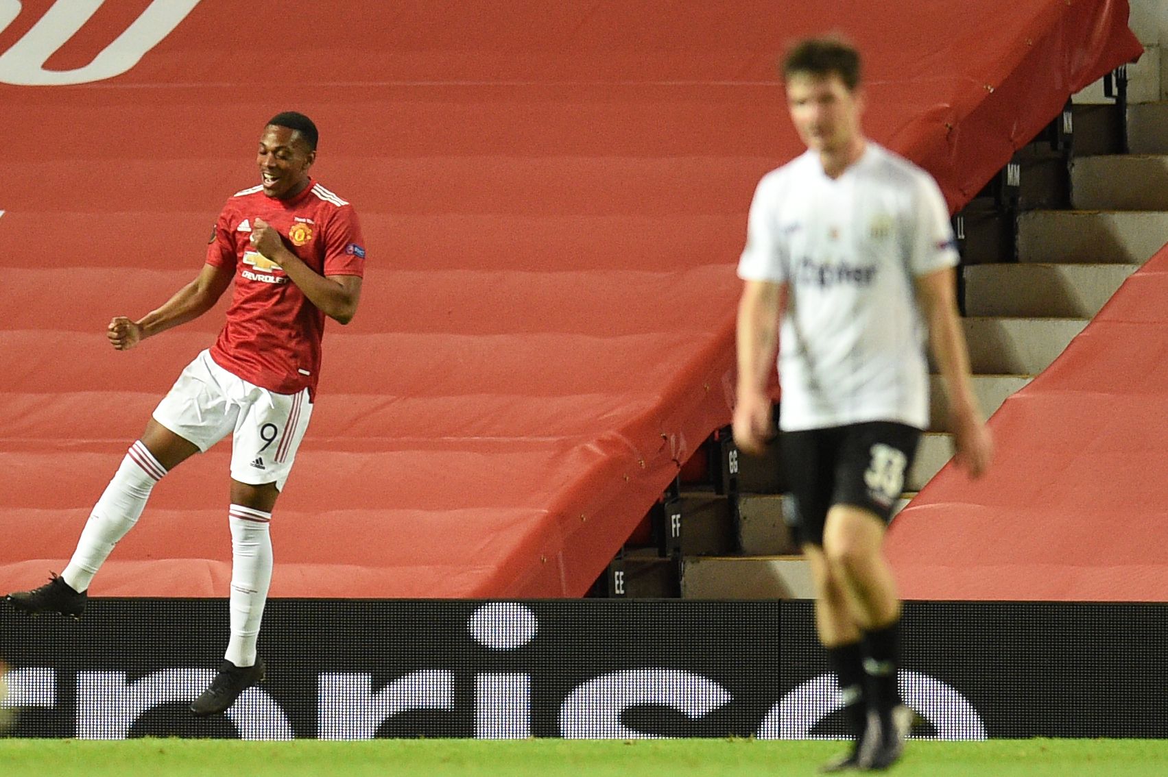 Striker MU asal Prancis Anthony Martial merayakan golnya saat MU menang 2-1 atas LASK Linz di 16 Besar Liga Europa.