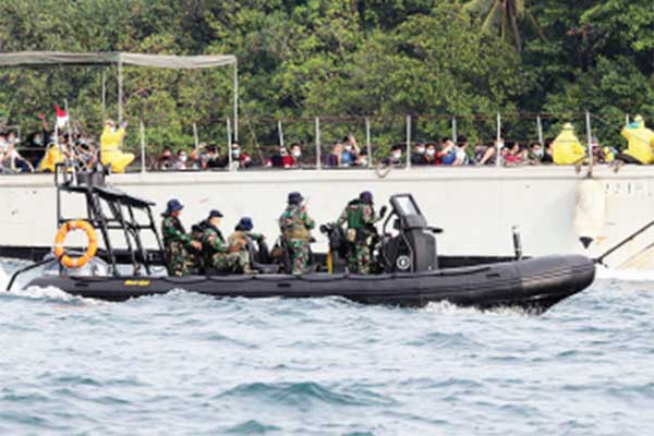 Prajurit Kopaska TNI Angkatan Laut mengawal Kapal Landing Craft Utility (LCU) KRI dr Soeharso yang mengangkut awak kapal World Dream untuk m