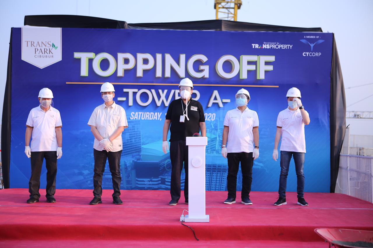 PT Trans Property selaku pengembang proyek superblok Trans Park Cibubur melakukan tutup atap (topping-off).
