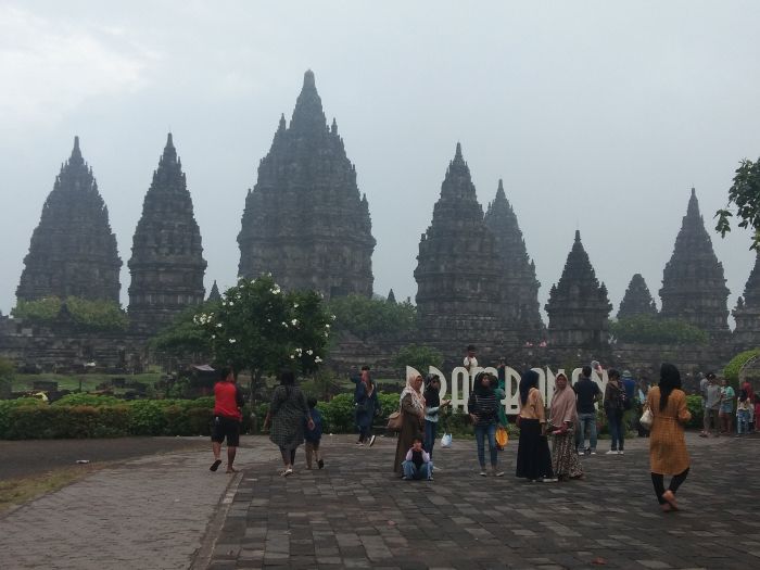 Masyarakat mengunjungi Candi Prambanan, Kabupaten Sleman, DIY. 