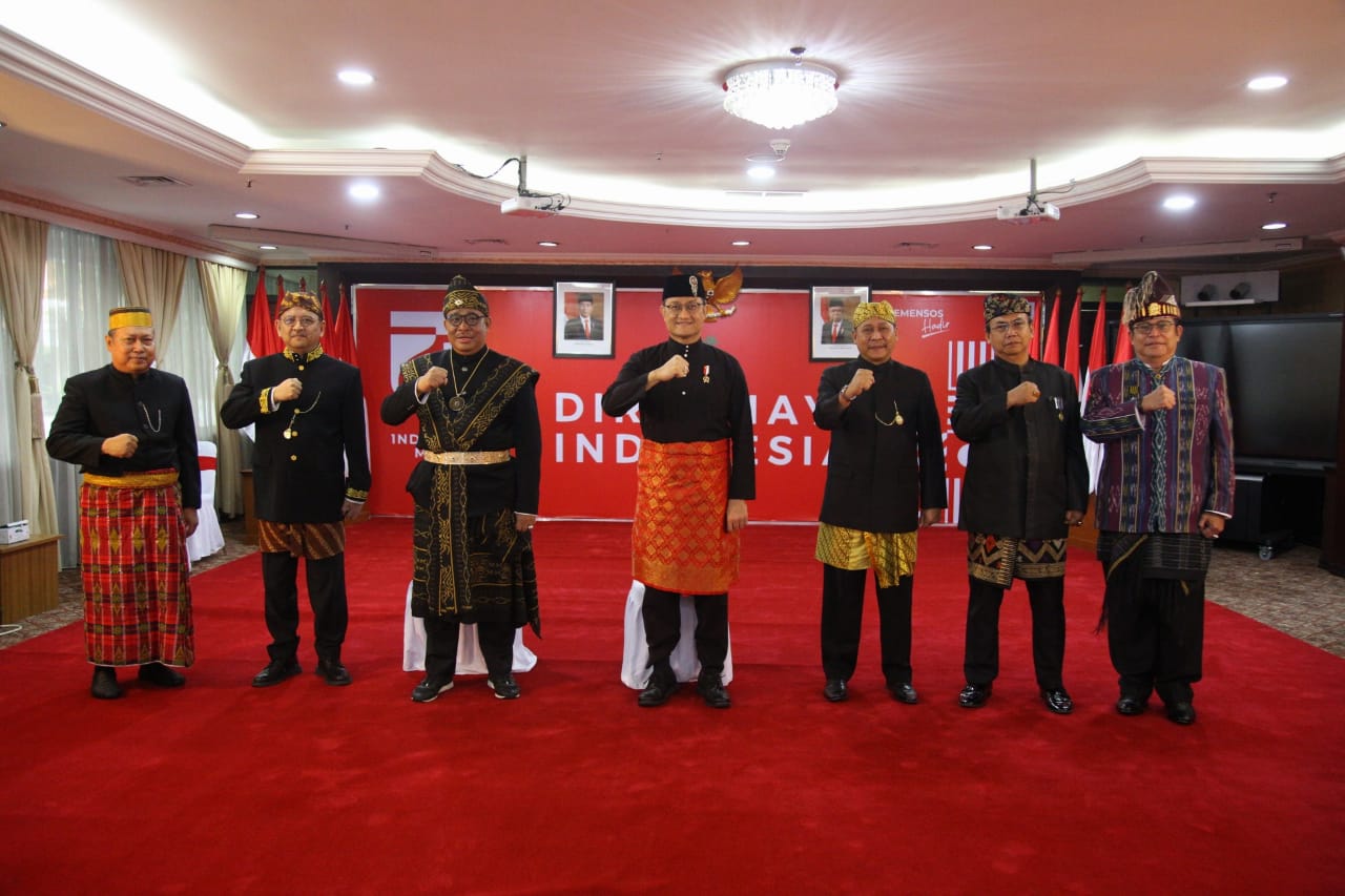 Mensos Juliari P Batubara berpose bersama pejabat Eselon I Kemensos setelah mengikuti Upacara Detik-detik Proklamasi dan Penurunan Bendera.