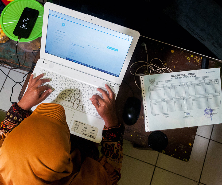  Warga mengisi kuesioner Sensus Penduduk (SP) Online 2020 di Kampung Cibahbul, Lebak, Banten, Sabtu (9/5/2020)