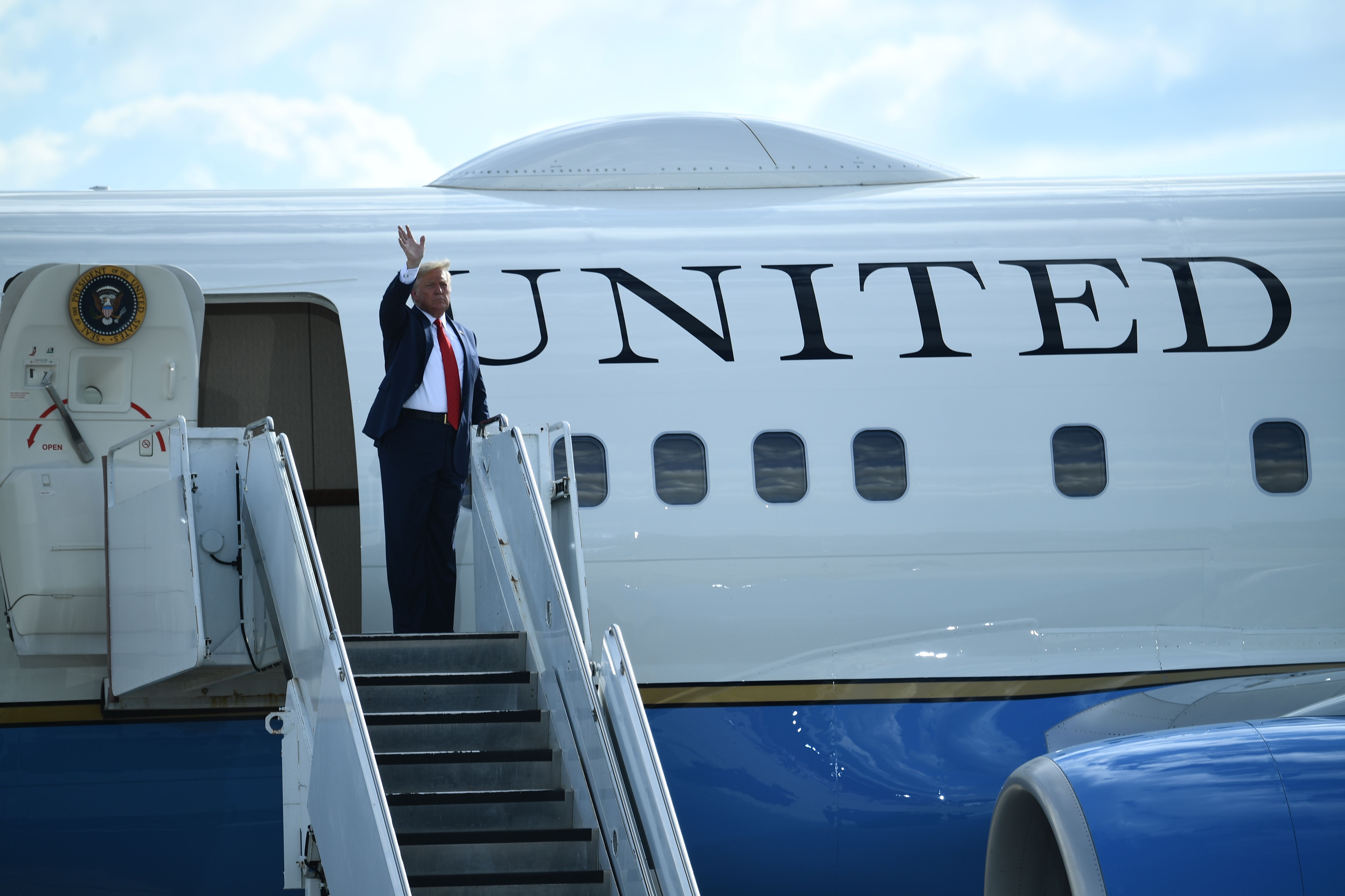 Pesawat Trump Hampir Ditabrak Drone