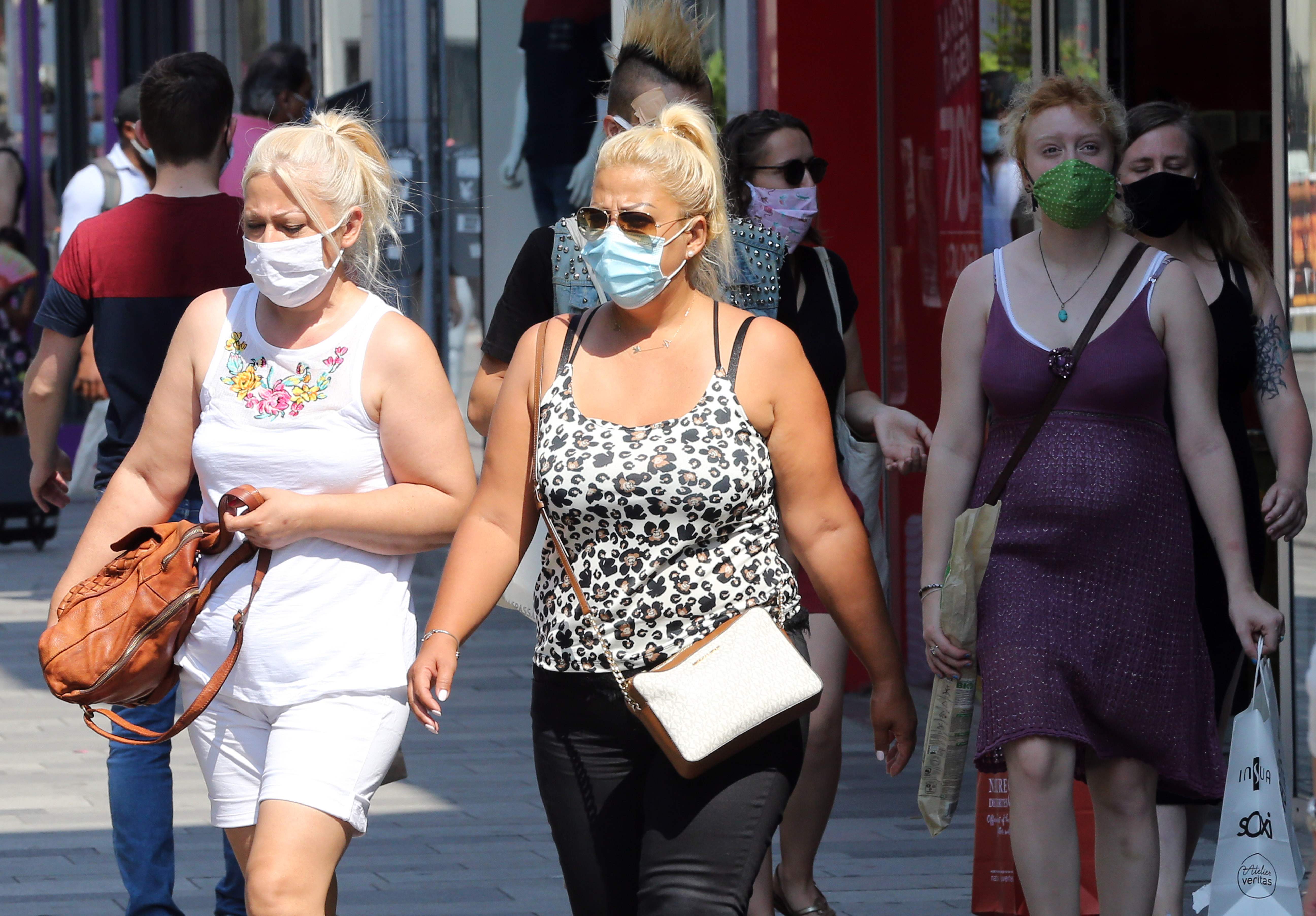 Warga Belgia mengenakan masker saat berjalan di pusat kota Brussels.