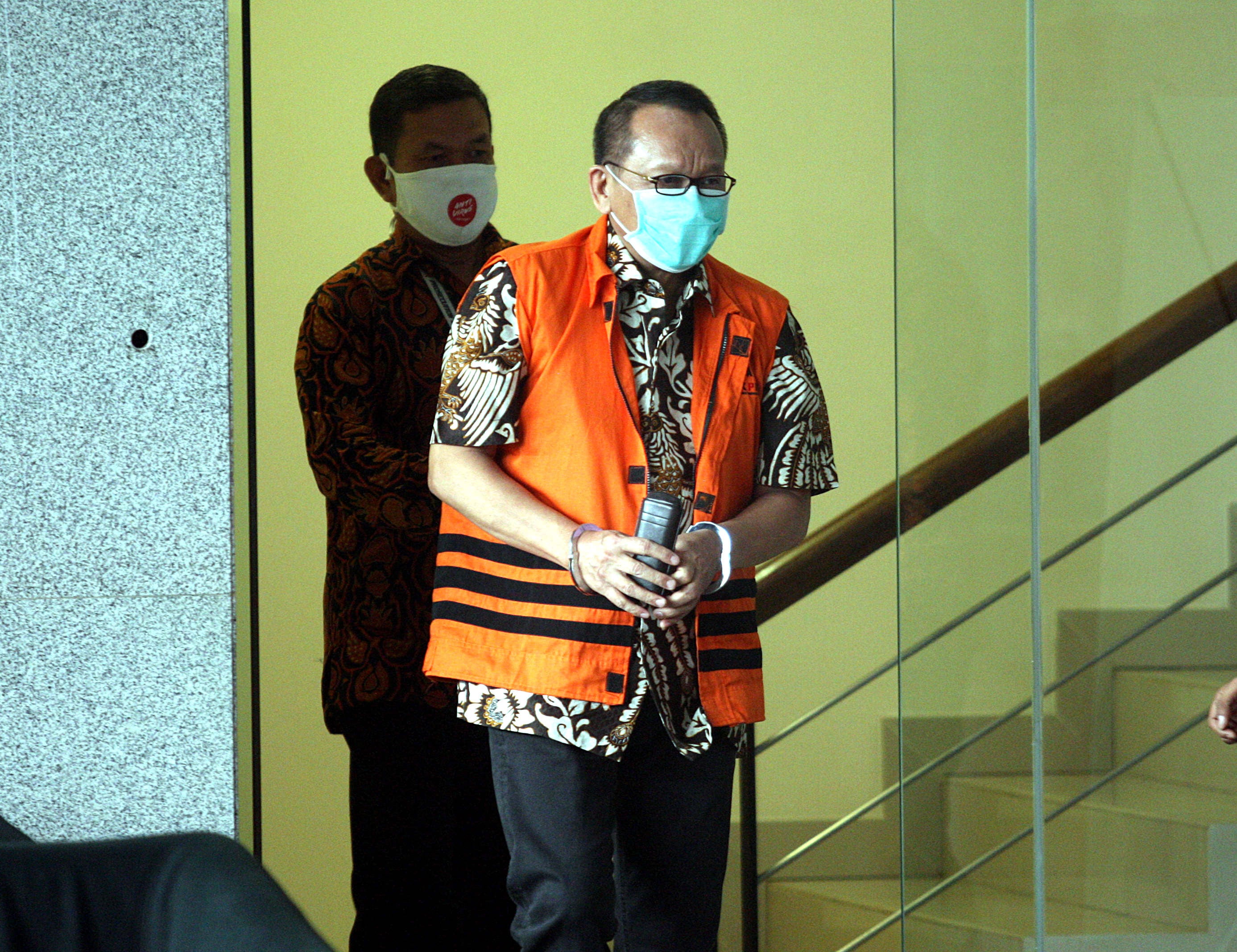 Tersangka kasus dugaan suap gratifikasi senilai Rp46 miliar, Nurhadi (rompi tahanan).