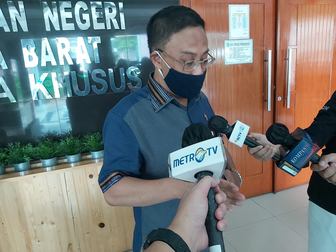 Humas PN Jakarta Barat, Eko Ariyanto tengah memberi penjelasan kepada wartawan.