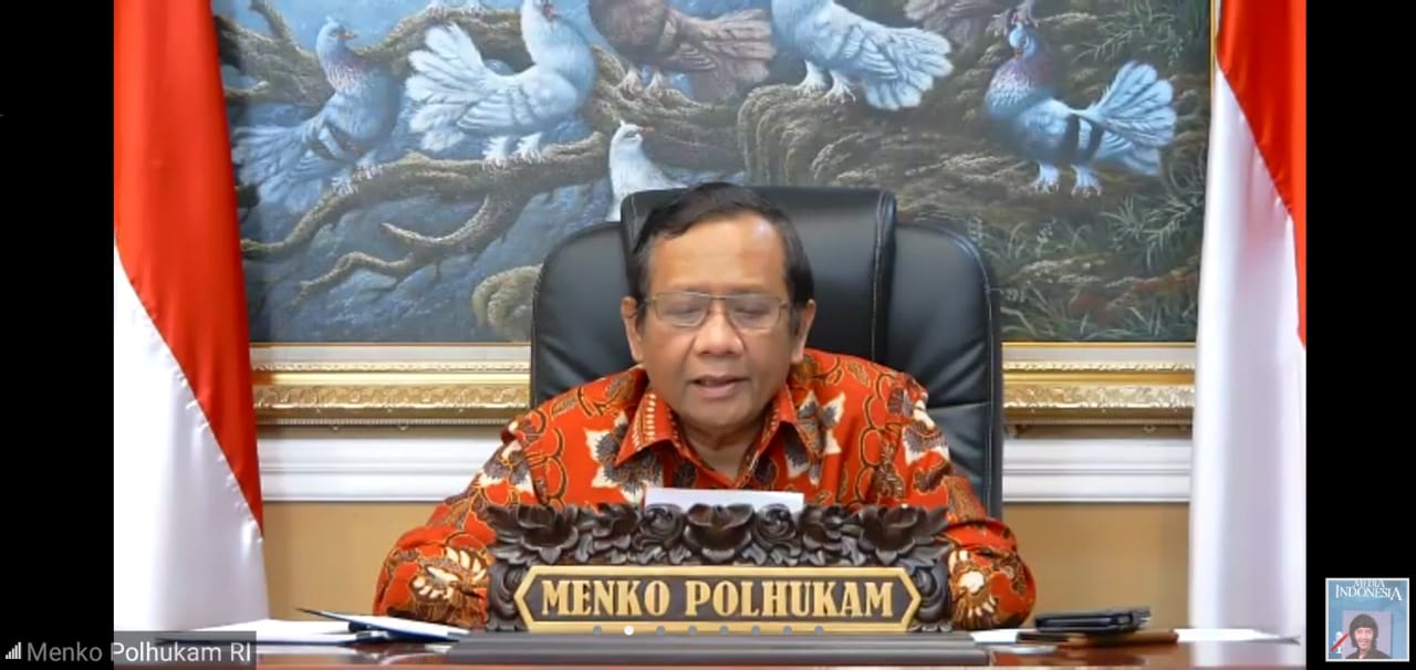 Menteri Koordinator Bidang Politik, Hukum, dan Keamanan Mahfud MD memberi keterangan secara daring, Sabtu (8/8).