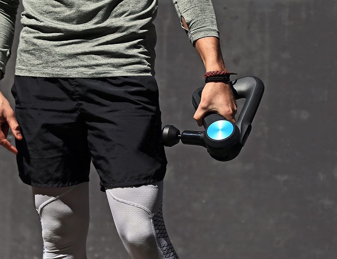 Alat pistol pijat kini sedang tren, bahkan hingga kalangan musisi dunia.