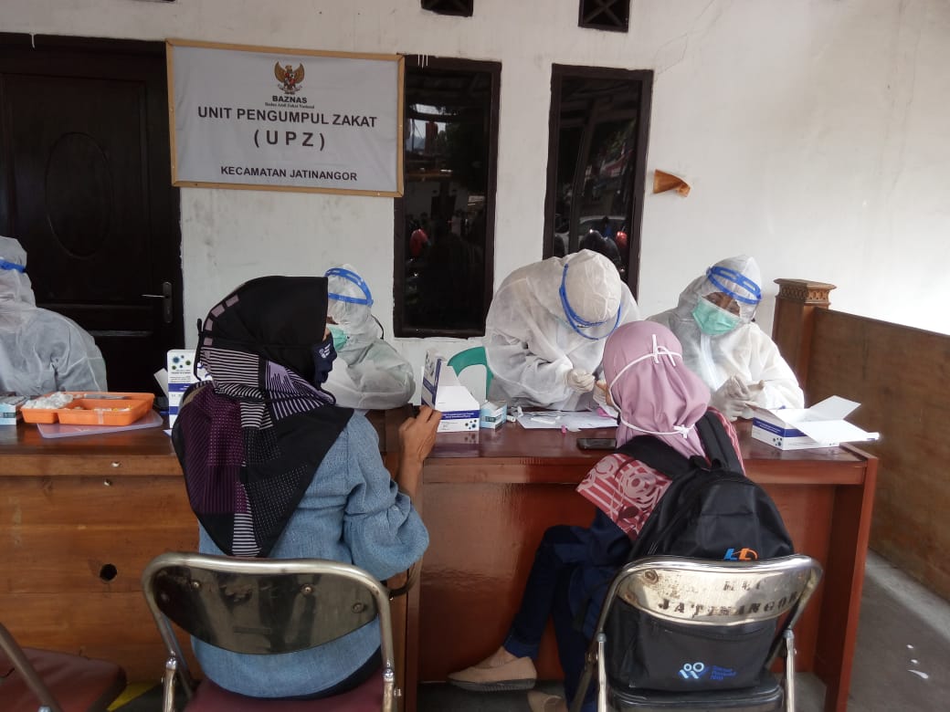 Petugas kesehatan melakukan rapid test kepada 230 petugas sensus kontrak BPS di Kecamatan Jatinangor, Kabupaten Sumedang, Sabtu (29/8/2020).