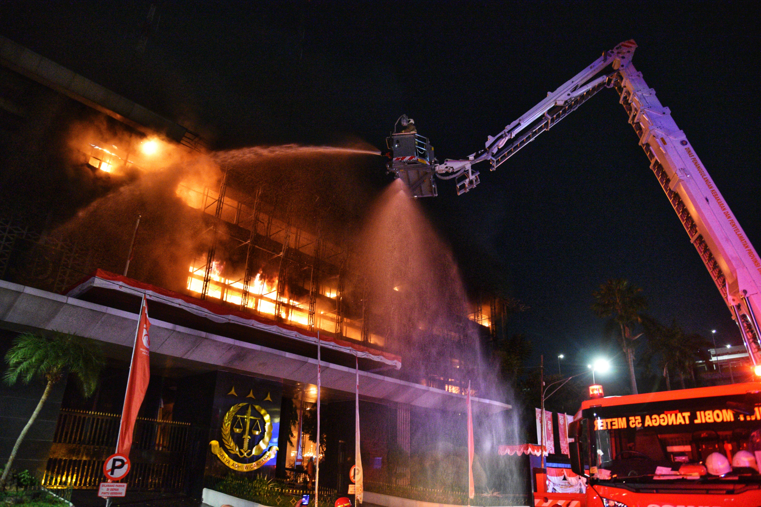Kebakaran hebat melanda gedung utama Kejagung RI.