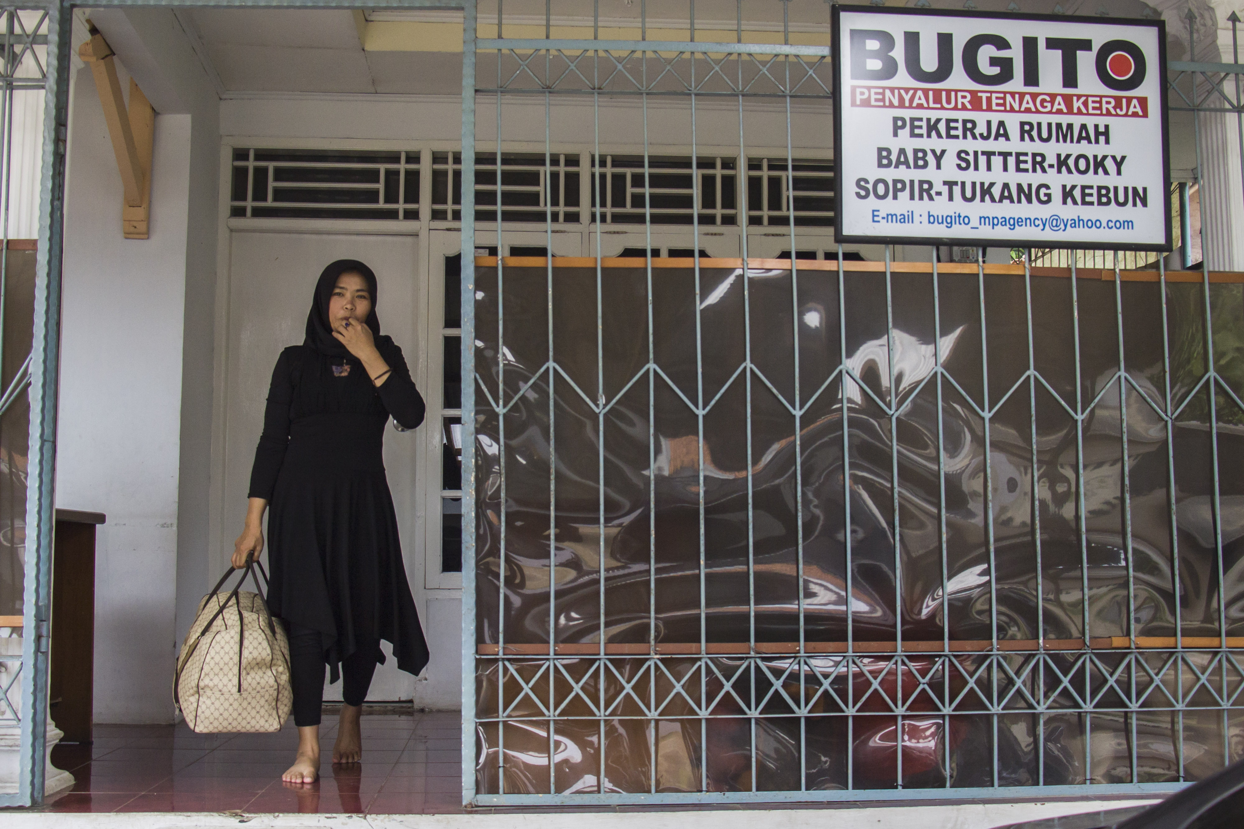 Pekerja Rumah Tangga (PRT) pengganti atau infal meninggalkan penyedia jasa tenaga kerja di Jakarta.