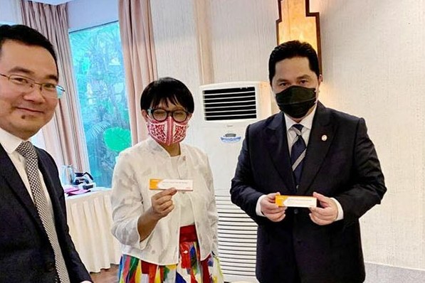 Senior Director of Sinovac Life Sciences Co Meng Weining, Menlu RI Retno Marsudi, dan Menteri BUMN RI Erick Thohir 
