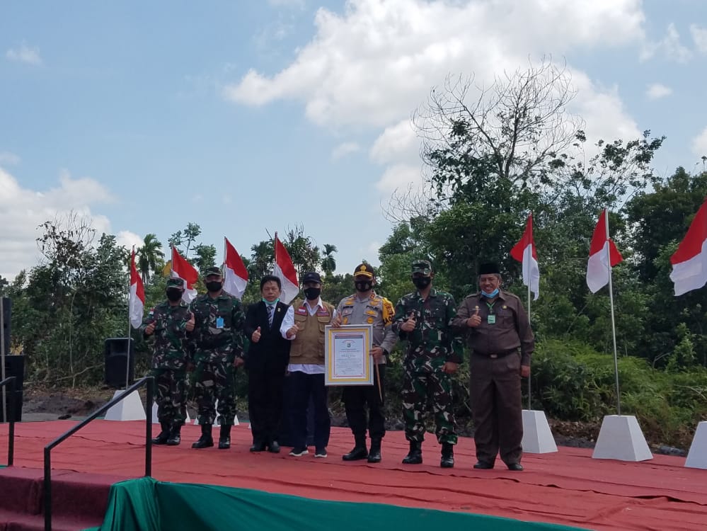 Kapolda Riau Irjen Agung Setya Imam Effendi mendapatkan Promoter Award di Kota Gasib, Kabupaten Siak, Riau, Selasa (18/8/2020).