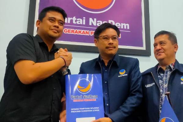 Menantu Presiden Joko Widodo, Bobby Nasution, saat mendaftar bakal calon Wali Kota Medan di DPW Partai NasDem Sumut, Rabu (22/1).