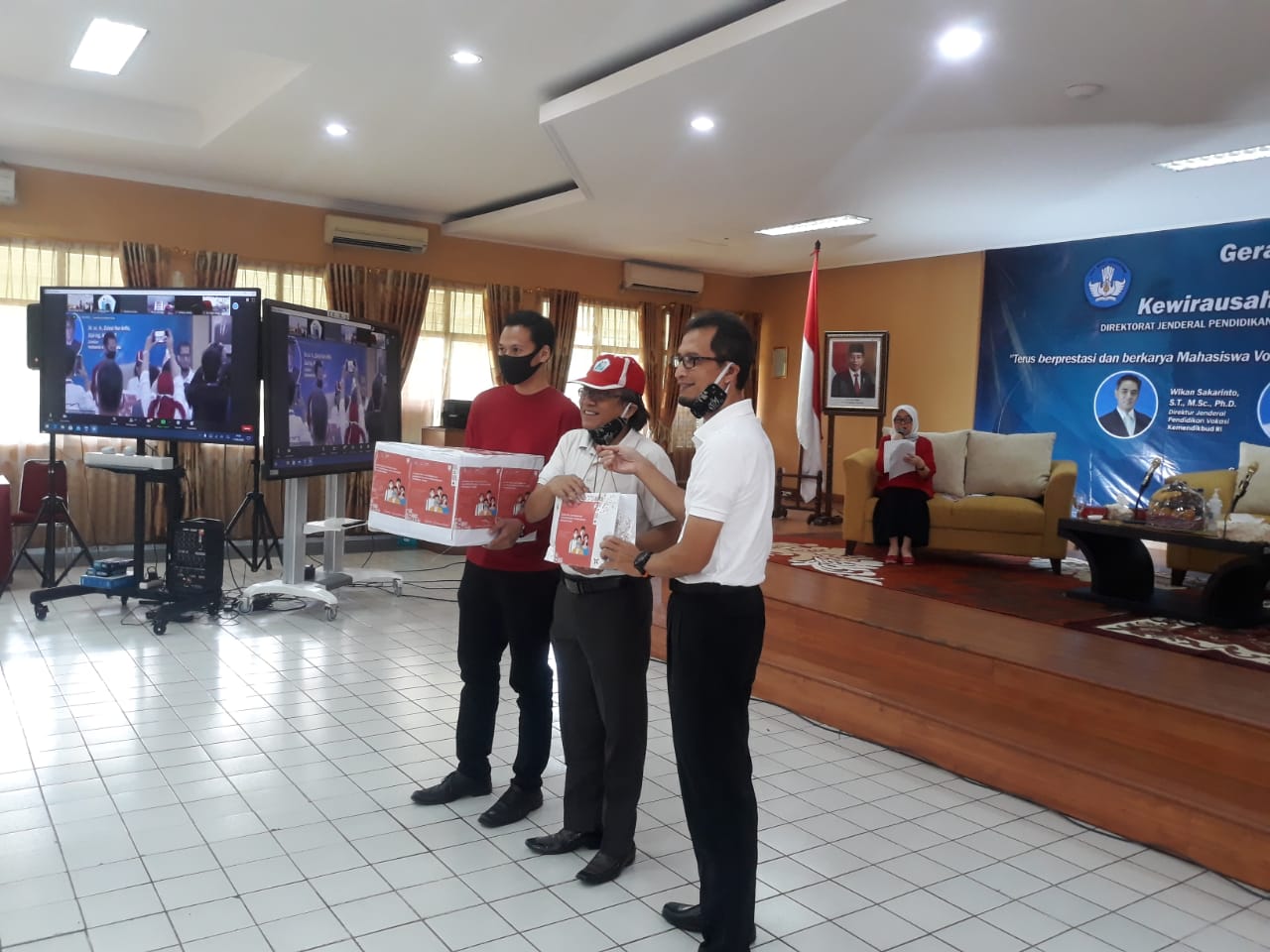 Peluncuran Gerakan Satu Juta Masker Merah Putih karya Pendidikan Vokasi di Depok, Senin (17/8).