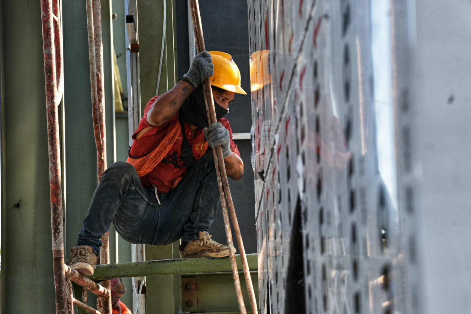 Ilustrasi pekerja menyelesaikan proyek pembangunan.