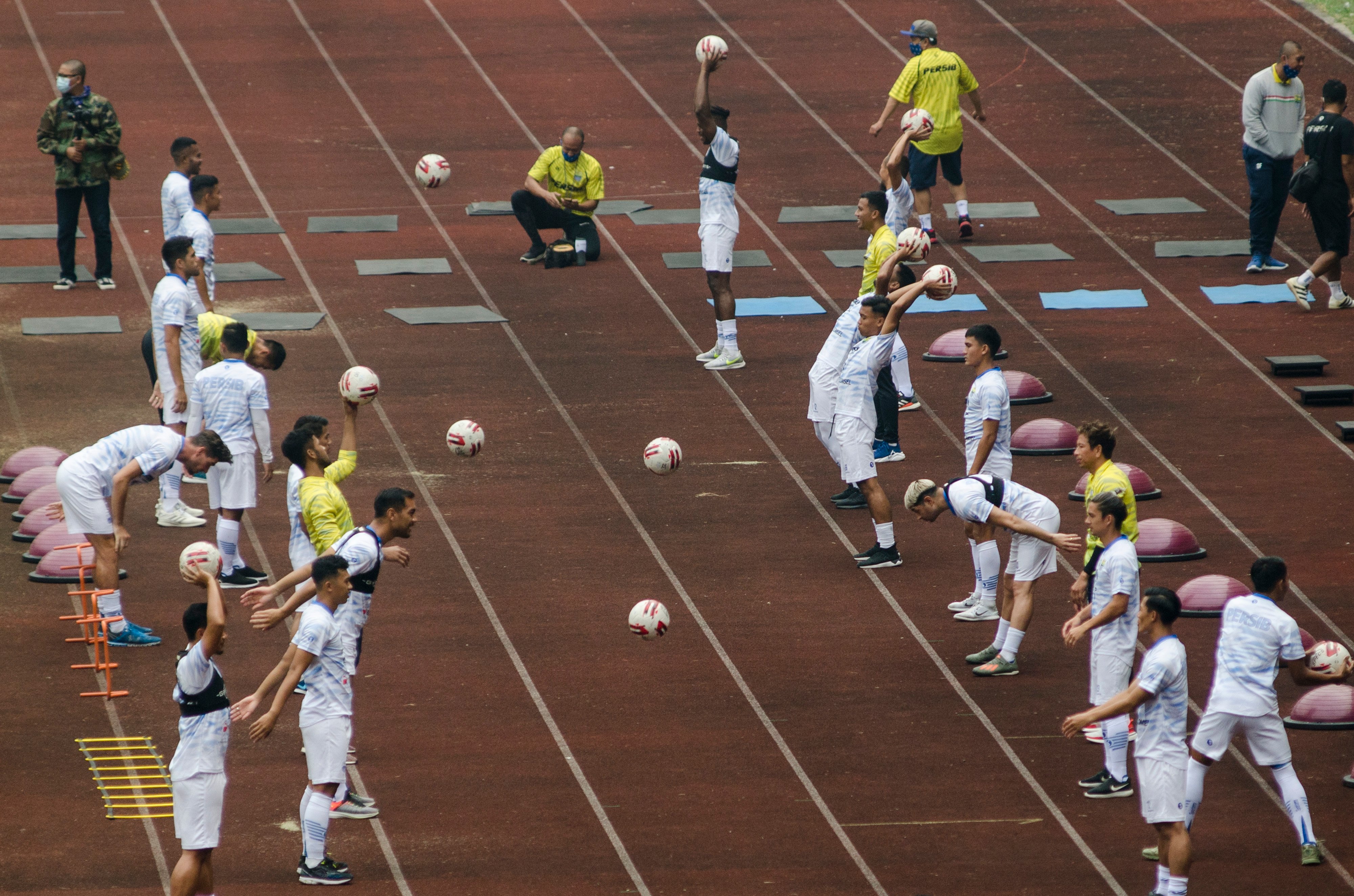 Para pemain Persib Bandung menyelesaikan porsi latihan di Stadion GBLA, Bandung, Jawa Barat, Selasa (11/8).