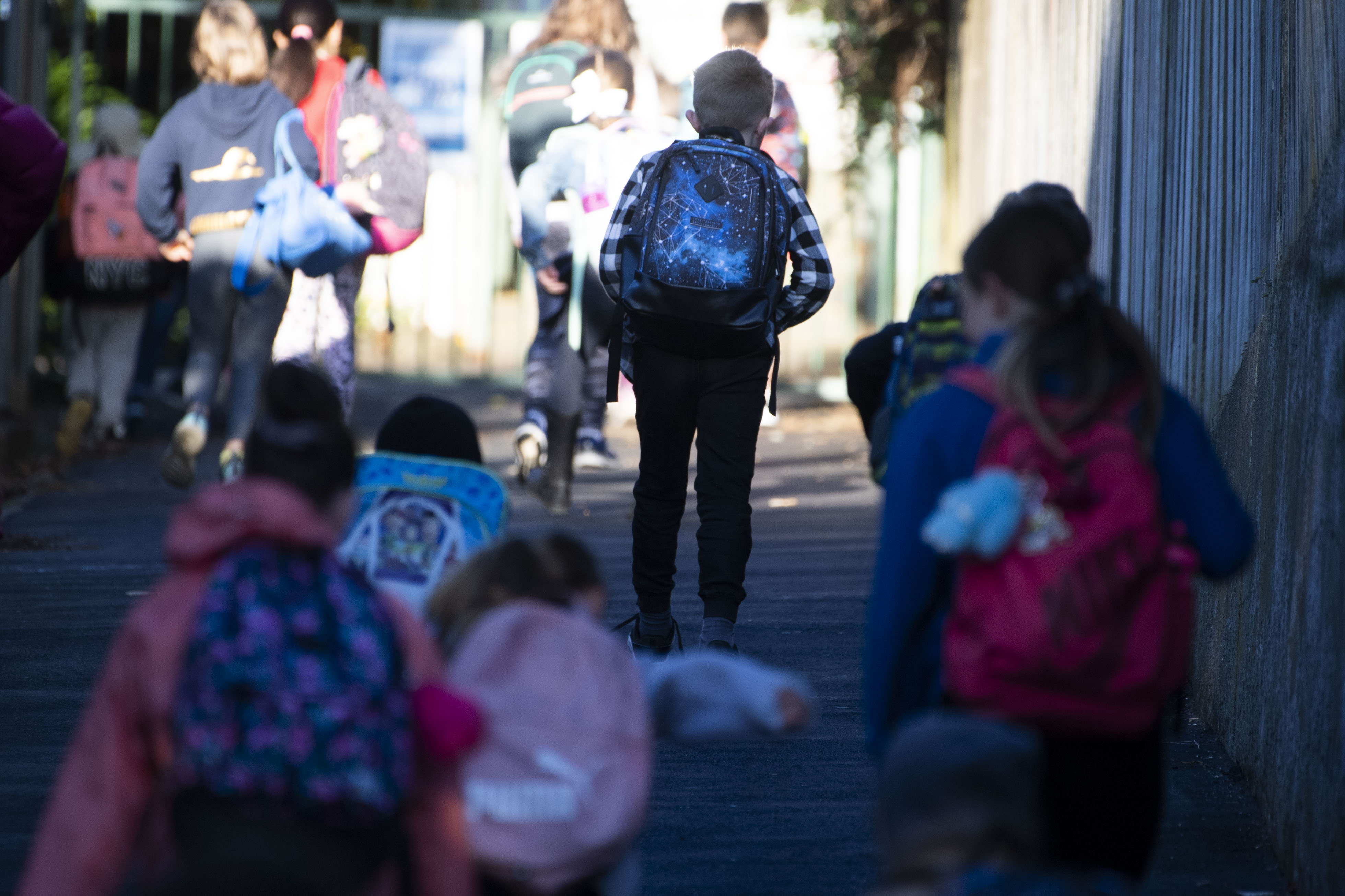 Sejumlah pelajar berangkat ke sekolah Wellington, Selandia Baru setelah pemerintah membuka kembali sekolah pada Mei lalu.