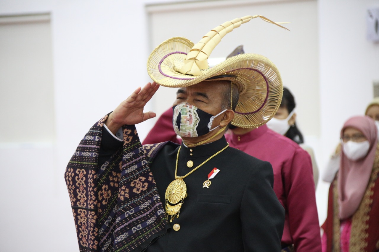 Menko PMK Muhadjir Effendi saat mengikuti upacara peringatan HUT ke-75 RI, Senin (17/8).