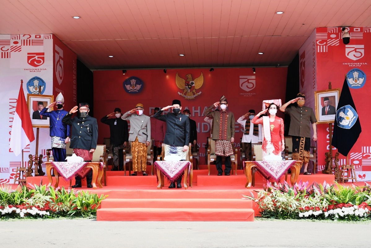 Mendikbud Nadiem (tengah).