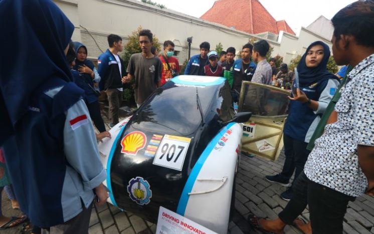 Warga mengamati purwarupa mobil Antasena FCH 2.0 yang dipamerkan saat hari bebas kendaraan bermotor di Jalan Darmo, Surabaya, Jawa Timur.