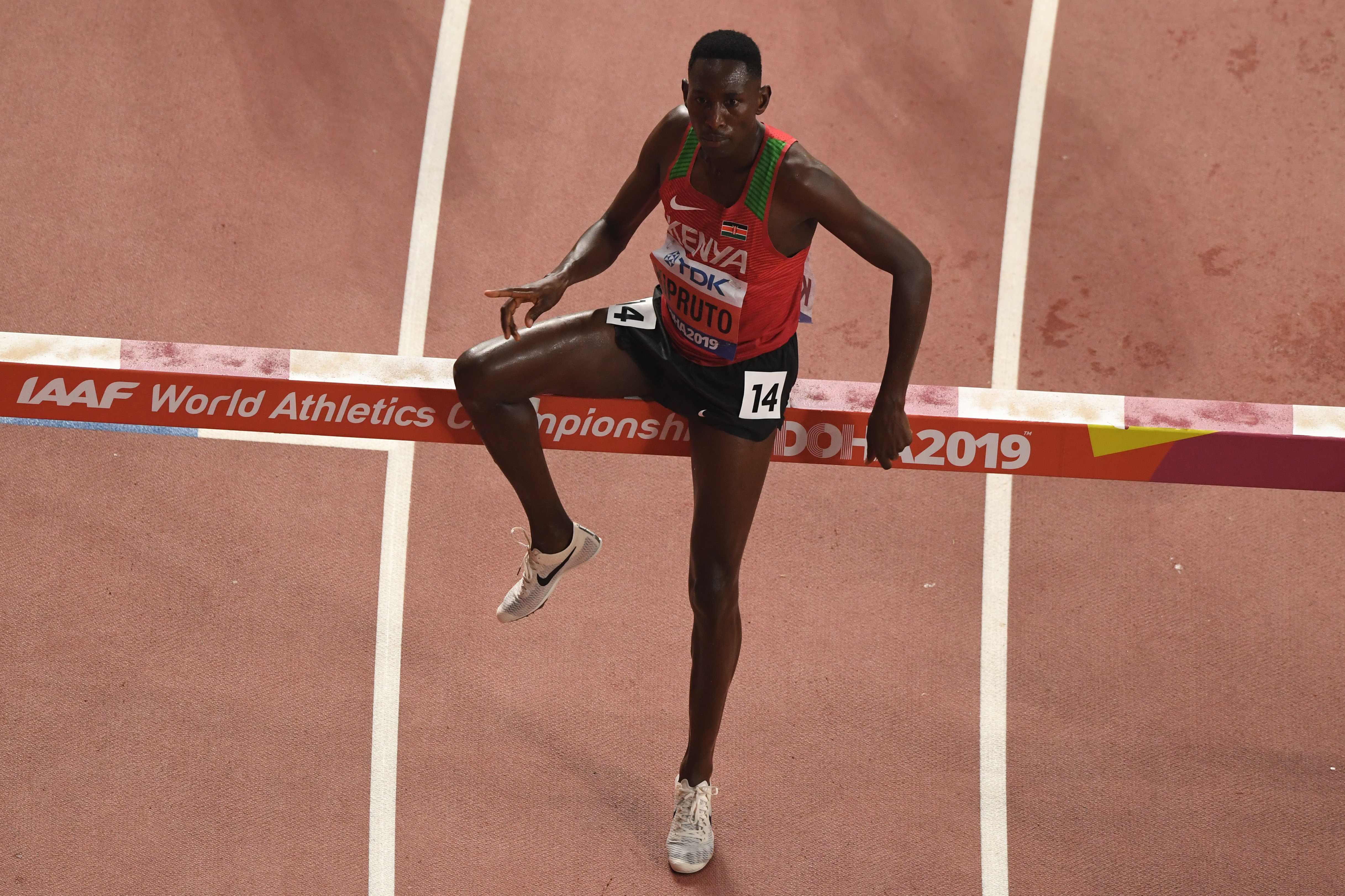 Pelari Kenya Conseslus Kipruto berpose usai menjadi juara dunia lari halang lintang 3.000 meter, 2019 lalu.