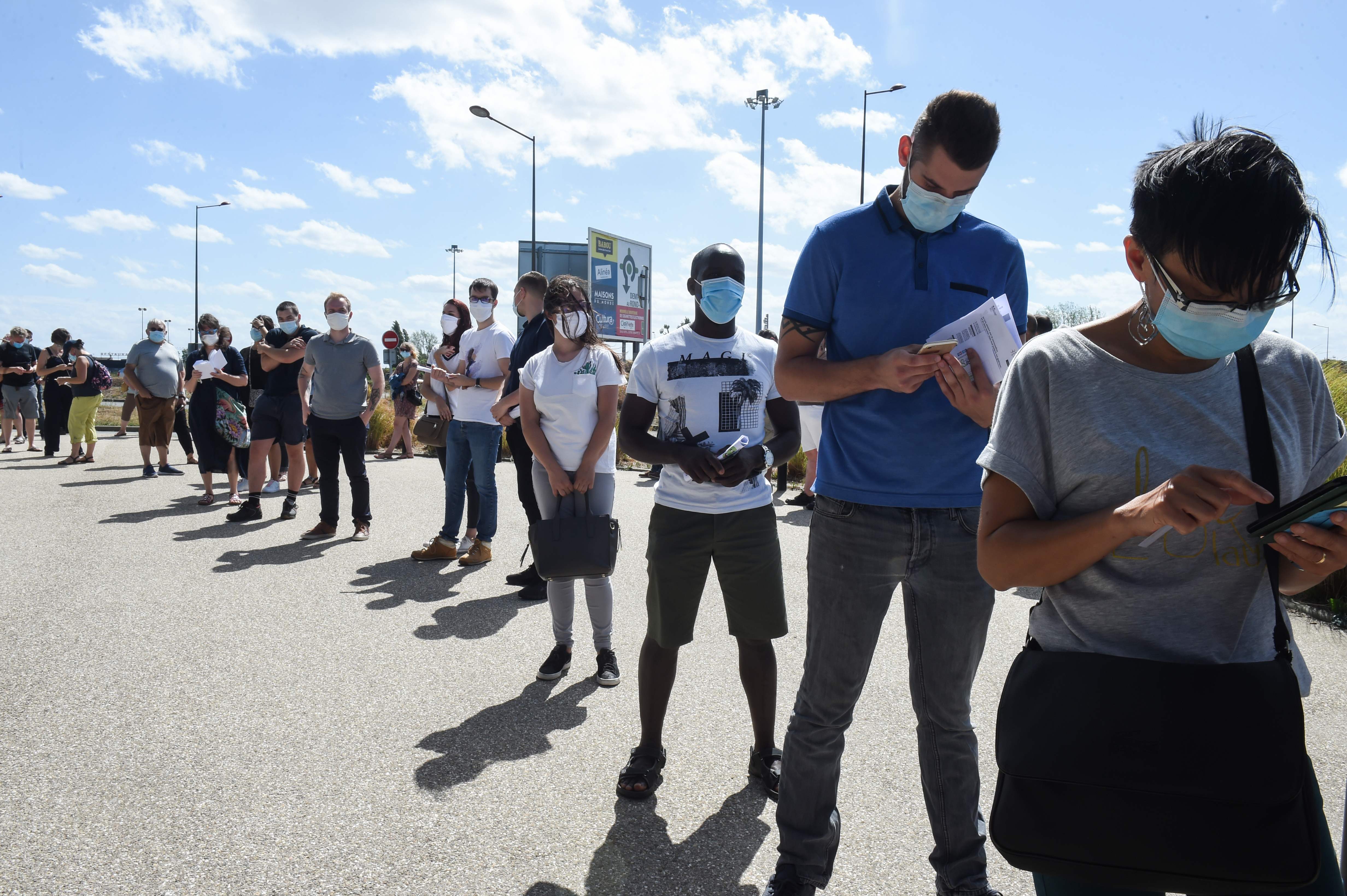 Orang-orang mengantri mengenakan masker di pusat tes COVID-19, di Parc Manceau, di Le Mans, Prancis barat laut, pada 21 Agustus 2020.